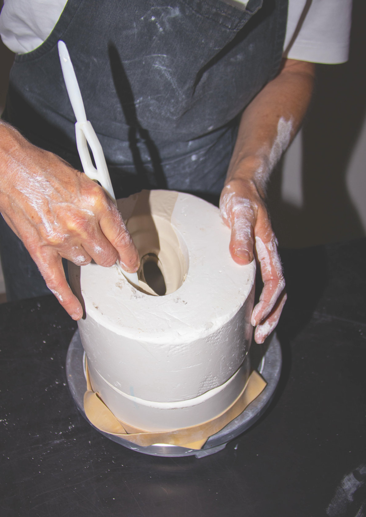  "Een spannende keramiekworkshop met klei, pottenbakken, glazuur, en draaischijven. Leer handvormen, gebruik klei-ovens en gereedschappen, maak kunst met kleiplaten, boetseer beelden, en krijg creatieve begeleiding van onze workshopinstructeur. Ontdek giettechnieken, decoratie, en keramische kunst met kleurpigmenten tijdens het bakproces."